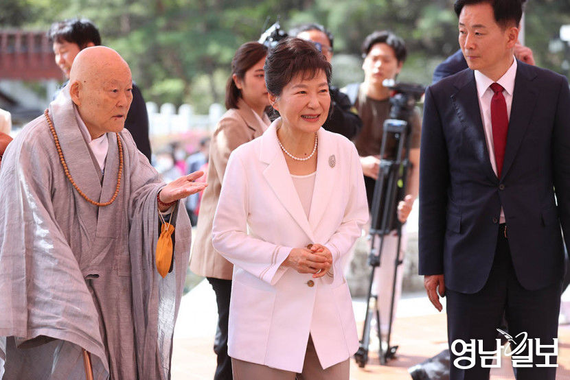 동화사 찾은 朴 전 대통령…귀향 후 첫 외출