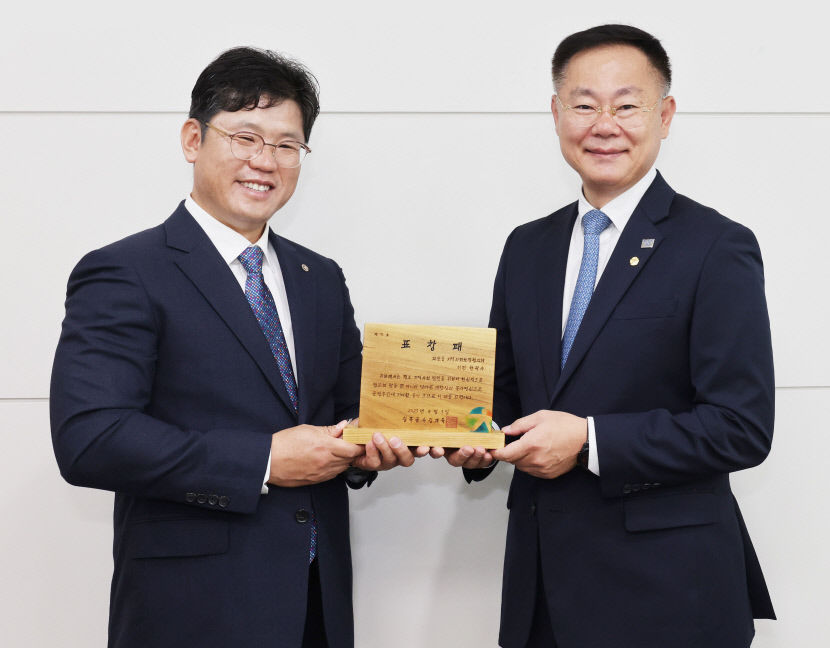 칠곡군, 아까시 나무로 친환경 상패 제작 호평