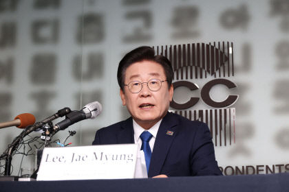이재명 대표, 외신기자 간담회서 참 수치스럽다