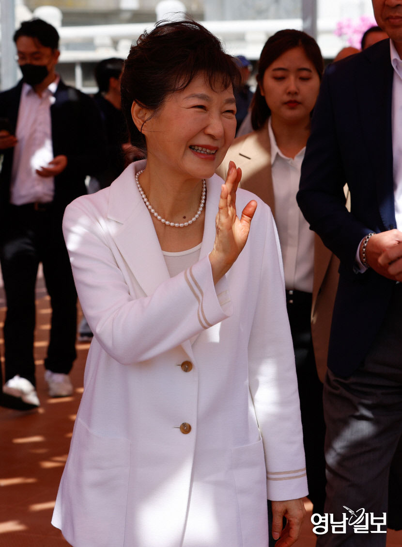 박근혜 전 대통령, 대구 동화사 방문해 시민들에게 인사