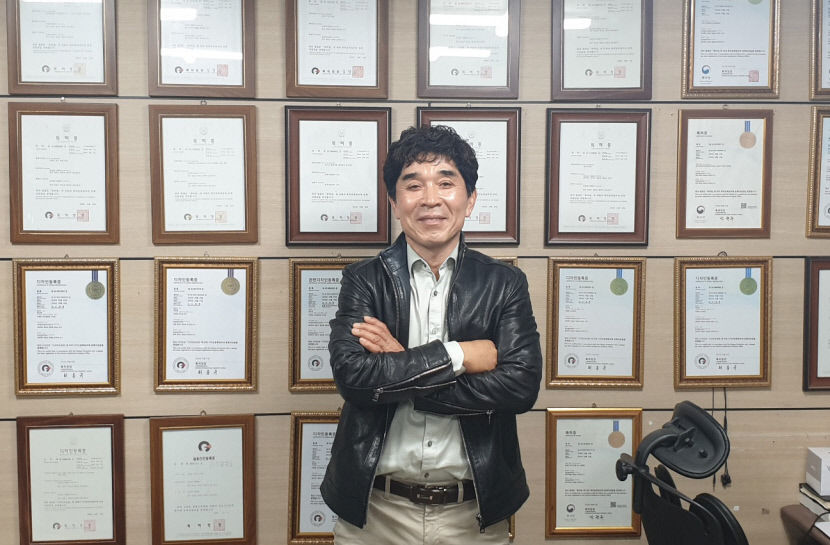 청송 범강이엔지 윤삼걸 대표…40년 기름냄새 맡으며 체득한 기술, 어린이보호車 발명품에 녹였다