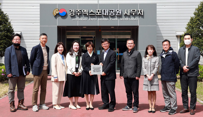 한수원·초록우산어린이재단 열여덟 혼자서기 현판 전달