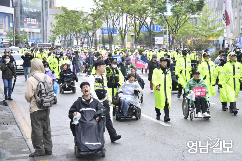 [포토뉴스] 대구 달구벌대로 점거하고 권리 확대 요구하는 대구지역 장애인들