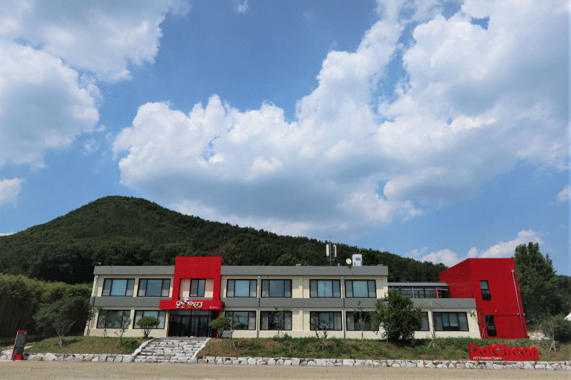 남다른 예술적 영감에 담아낸 유난스러운 봄