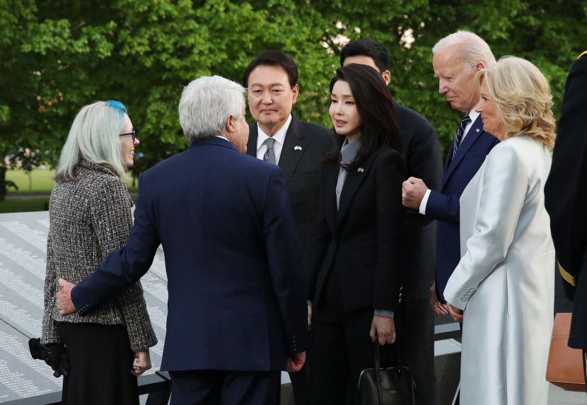 [尹국빈방미 동행취재] 尹부부 방미 바이든 부부와 첫 대면…선물교환 등 친교 시간