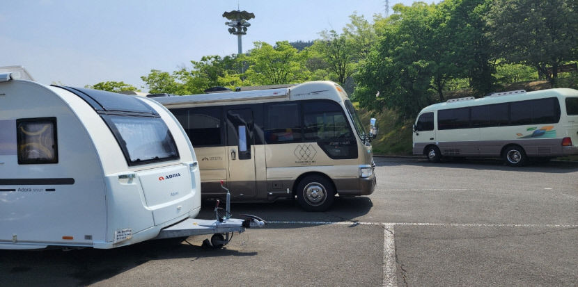 공영주차장 2면에 떡하니 알박기…캠핑카 단속 근거조차 없다