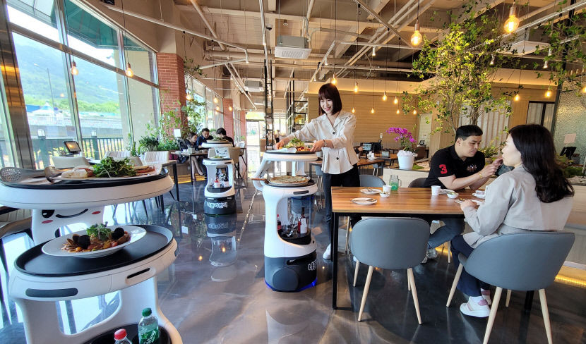 AI로봇 6대가 홀에서 서빙하는 식당을 가보니…소상공인 호응 높아
