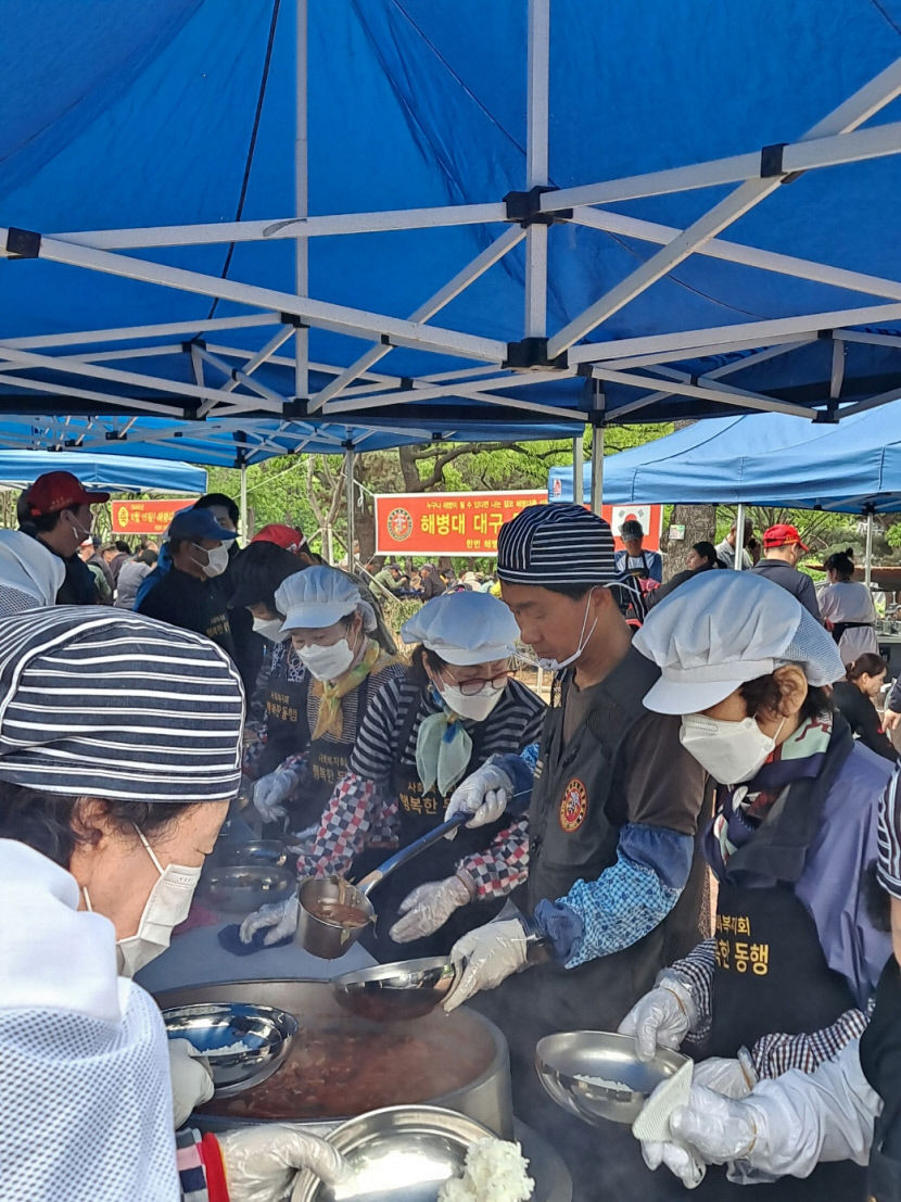 해병대 동구 전우회, 망우당 공원서 무료 급식봉사