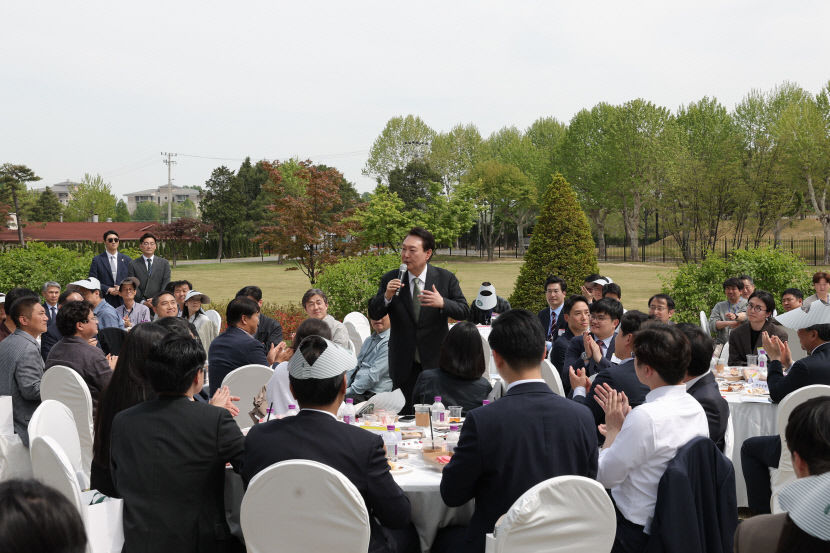 尹대통령 1주년 깜짝 오찬 함께 변화 만들어 갔으면…언론과 자주 만날 것