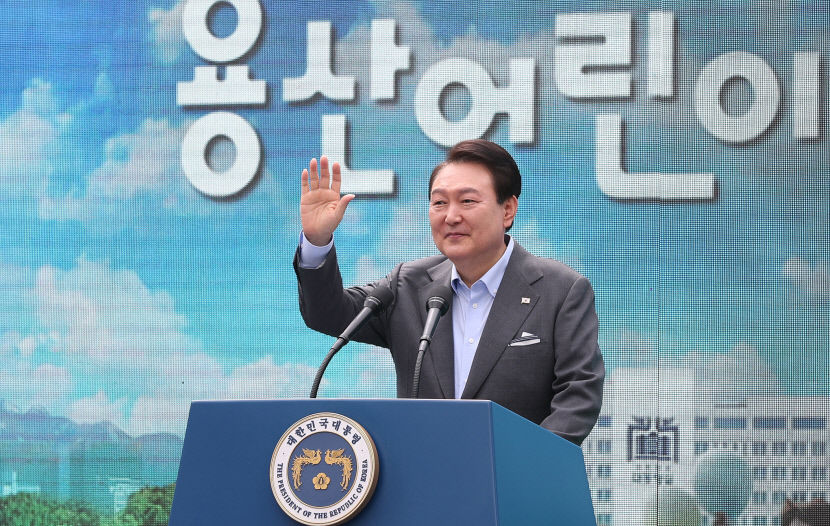 윤 대통령·김 여사 아이들과 용산어린이정원 첫 입장…취임때 마음 되새겨