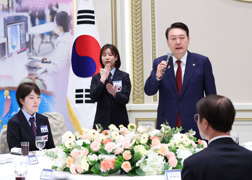 尹대통령 7연패 달성한 국제장애인기능올림픽 선수단과 오찬 갖고 격려