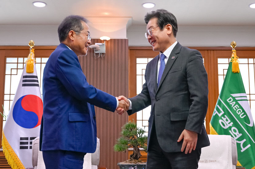 洪·李, 달빛철도 조기착공 맞손…민주당대표, 대구시청 첫방문