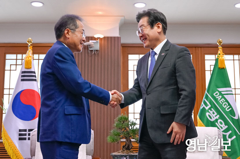 [포토뉴스] 대구에서 만난 홍준표와 이재명
