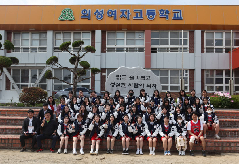 24년 전 스승의 은혜 보답 의성여고에 야구잠바 기부… 훈훈