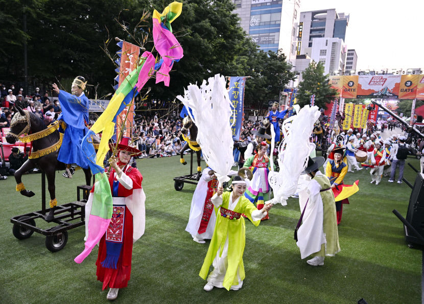 [포토뉴스] 대구를 밤을 수놓은 다채로운 퍼레이드 행렬