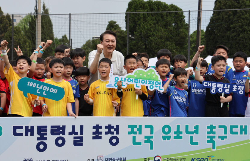 유소년 야구·축구대회 찾은 尹대통령…심판으로 깜짝 등장해 선수들 격려