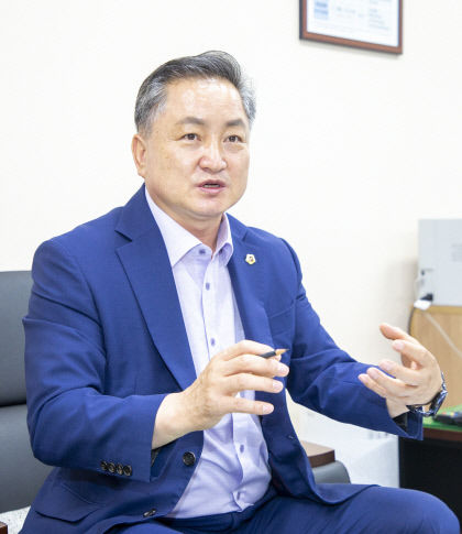 다자녀 가구 기준 3→2명 완화, 전직 대통령 기념사업 지원