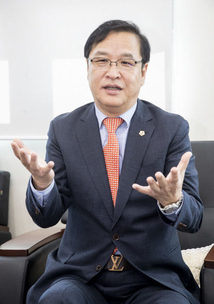 다자녀 가구 기준 3→2명 완화, 전직 대통령 기념사업 지원