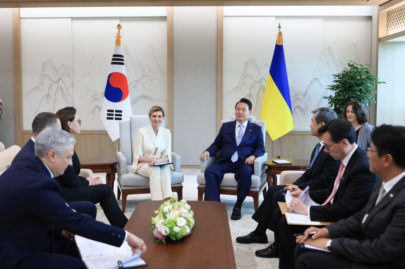 우크라 대통령 영부인 만난 尹 국제사회 공조해 우크라 적극 지원