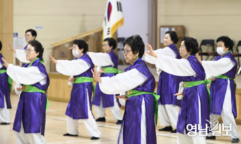 [포토뉴스] ‘국학기공’ 실력 겨루는 어르신들