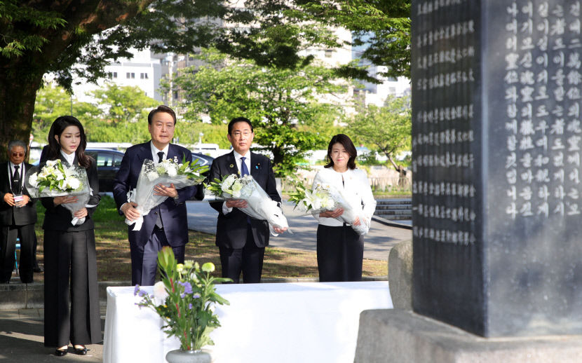 尹, 기시다와 日 히로시마 한인 원폭 위령비 참배…용기있는 행동