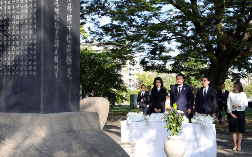 尹, 기시다와 日 히로시마 한인 원폭 위령비 참배…용기있는 행동