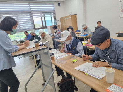 [동네뉴스] 일어, 영어, 컴퓨터 배우는 경산의 100세 어르신