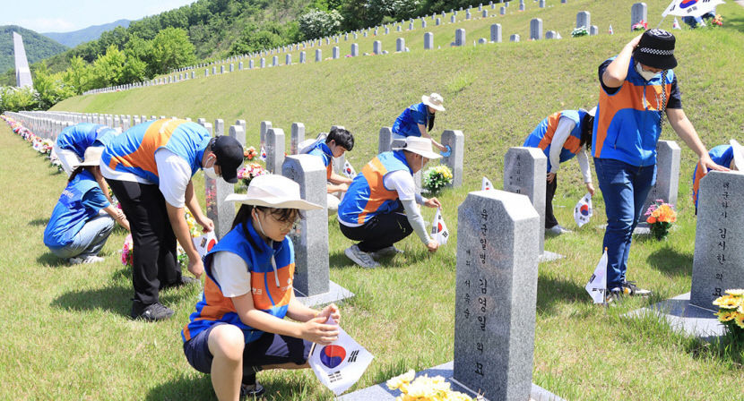 DGB금융, 영천호국원 6·25 참전용사 묘역 비석 닦기