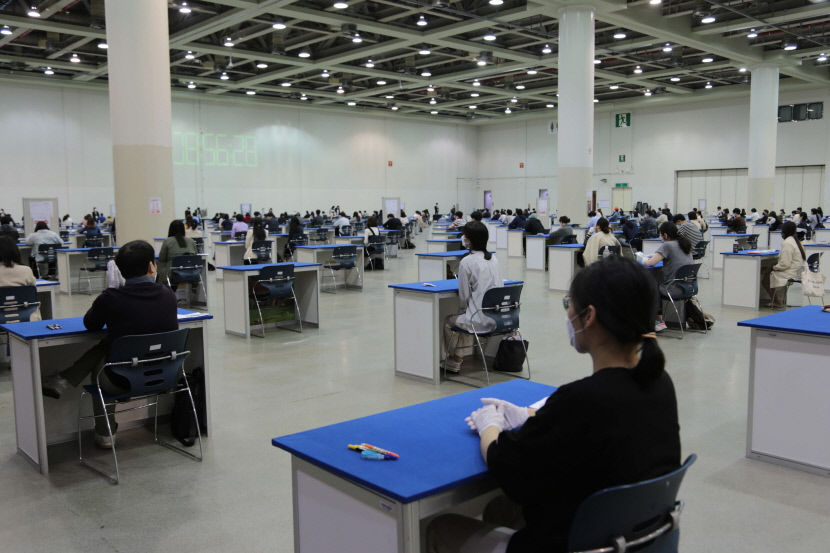 기업 채용시험장 VS 야전병원…전시장의 이유있는 변신