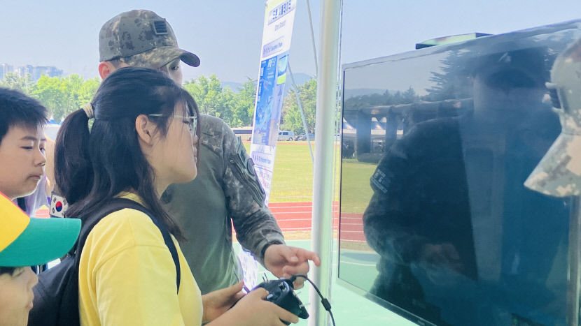 [르포] 윙~ 드론 축구·물 뿌리는 드론 종횡무진