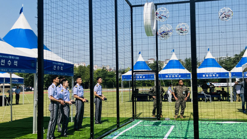 [르포] 윙~ 드론 축구·물 뿌리는 드론 종횡무진