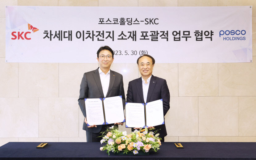 포스코그룹, SKC와 손잡고 2차전지 소재 사업 이끈다…포괄적 업무협약