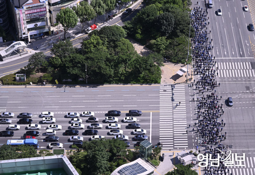 [포토뉴스] 동대구로 행진하는 민주노총 금속노조 대구지부 노조원들
