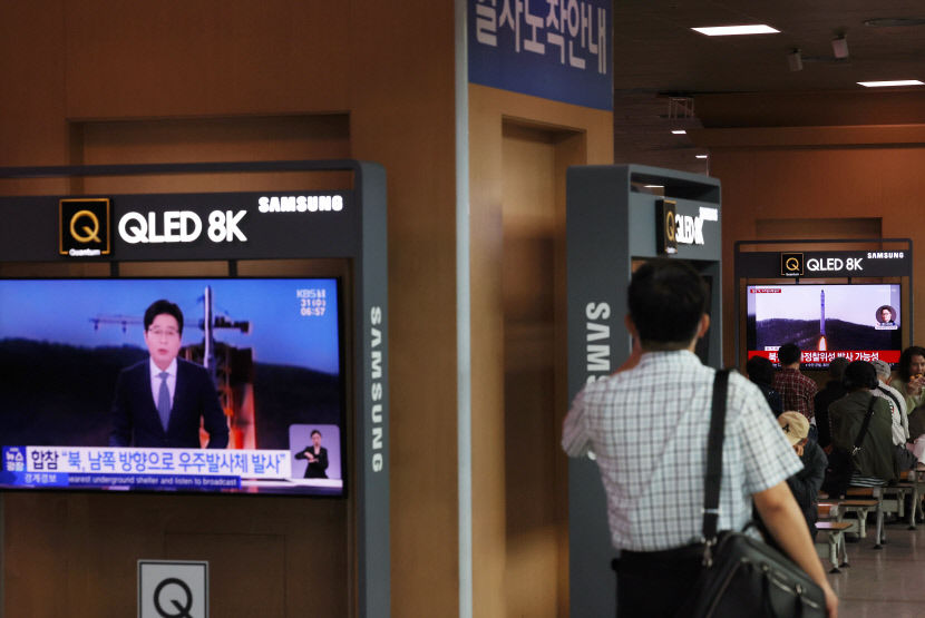 [北발사체] 북한 군사정찰위성 서해 추락 발표…빠른 시간에 2차 발사 밝혀