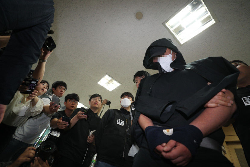 224m 상공서 여객기 문 연 30대, 구속 송치…재물 손괴 혐의 추가