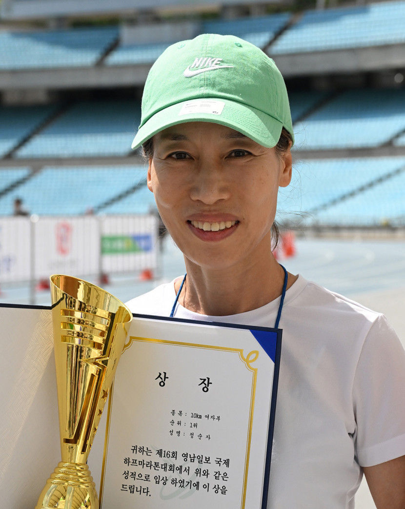 [제16회 영남일보 국제하프마라톤대회] 10㎞ 여자부 우승 정순자씨 도민체전에서도 좋은 성적을 낼 계획입니다