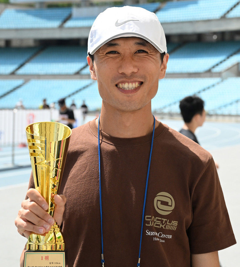 [제16회 영남일보 국제하프마라톤대회] 10㎞ 남자부 우승 박현준씨 다시 재기량을 찾아 감격스럽습니다