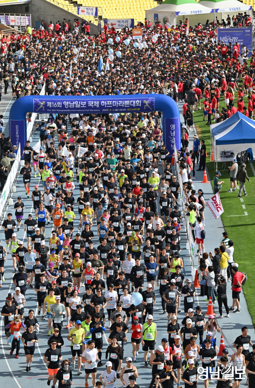 [포토뉴스] 제16회영남일보국제하프마라톤대회, 10km 출전선수들 힘찬 출발