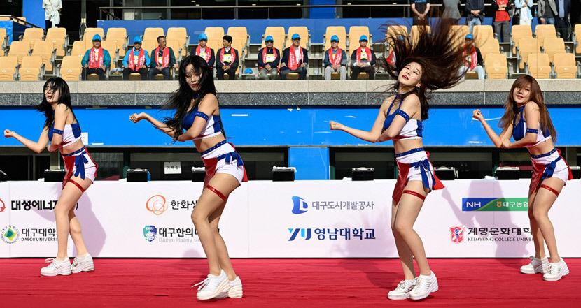 [포토뉴스] 열정적 응원에 무더위 뚫고 끝까지 런!