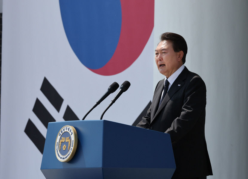 尹 영웅 예우가 국가 책무…호국의 형제 안장식 참석도