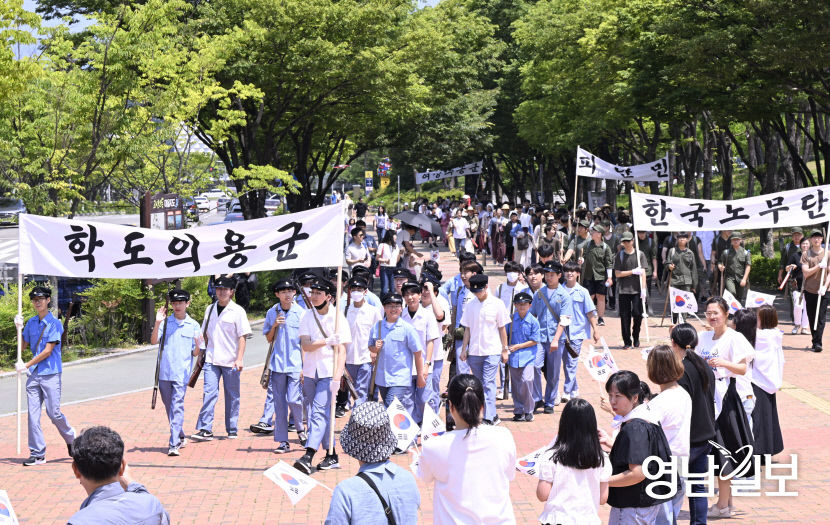 [포토뉴스] 현충일 맞아 6·25전쟁 퍼레이드 펼치는 대구시민들