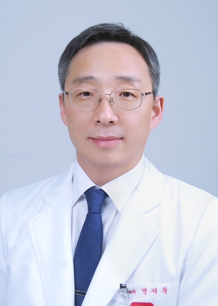 경북대병원 신경외과 박재찬 교수, 눈썹 절개 뇌동맥류 수술 1천례 달성