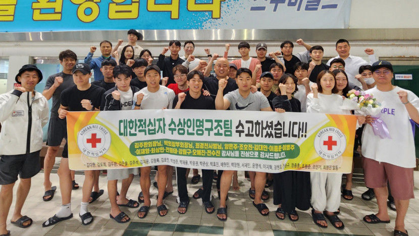 수영장 안전 지키는 빨간 조끼 라이프가드 되려면?…인명구조요원 도전해봤습니다