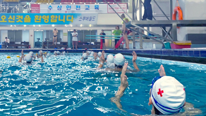 수영장 안전 지키는 빨간 조끼 라이프가드 되려면?…인명구조요원 도전해봤습니다