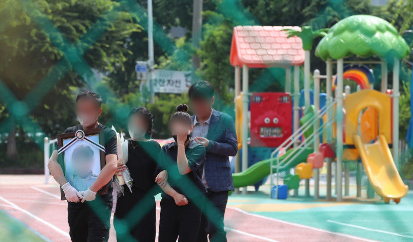 흔들의자 깔려 숨진 초등생 눈물의 발인식