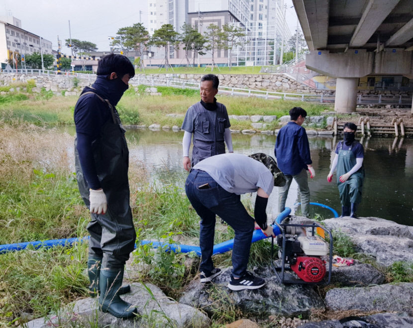여름철 침수에 대비 경산 서부1동 행정복지센터 직원 양수기 사용 실습