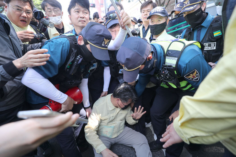 퀴어축제 현장서 대구시·경찰 충돌…공무원 2명 부상