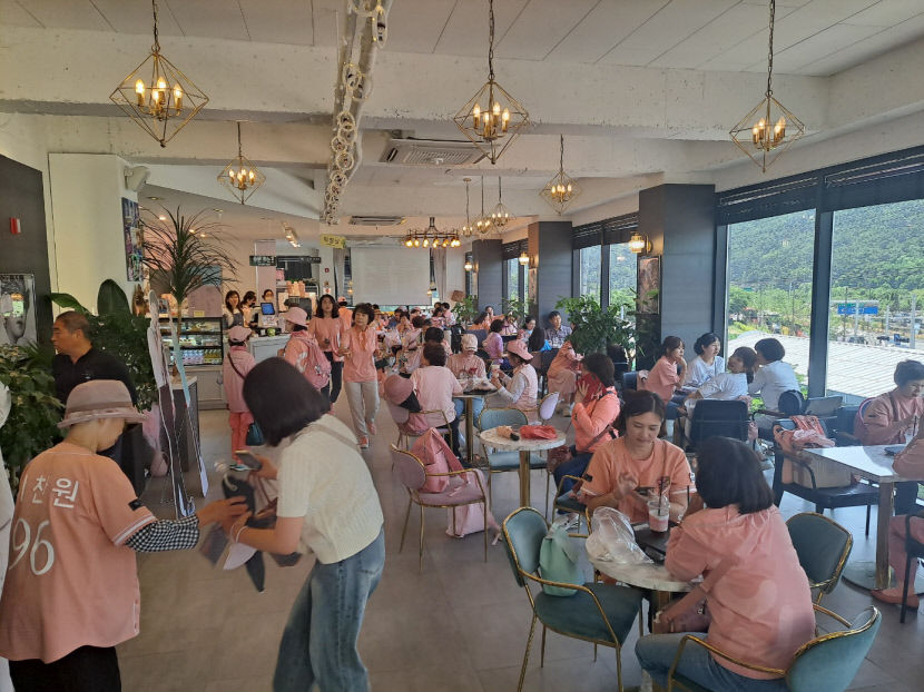 가수 이찬원, 부모가 운영하는 카페 찬스 방문 하나?…팬덤 찬스 인산인해