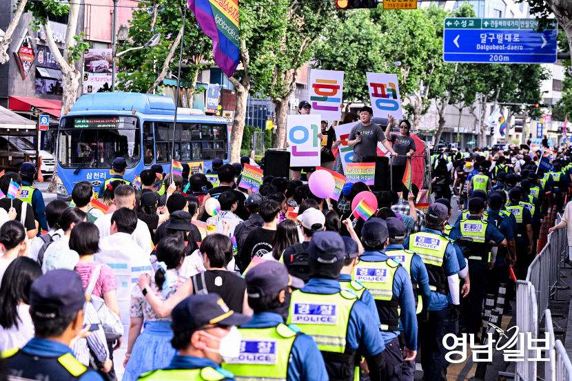 [포토뉴스] 도심 행진 하는 대구 퀴어축제 참가자들
