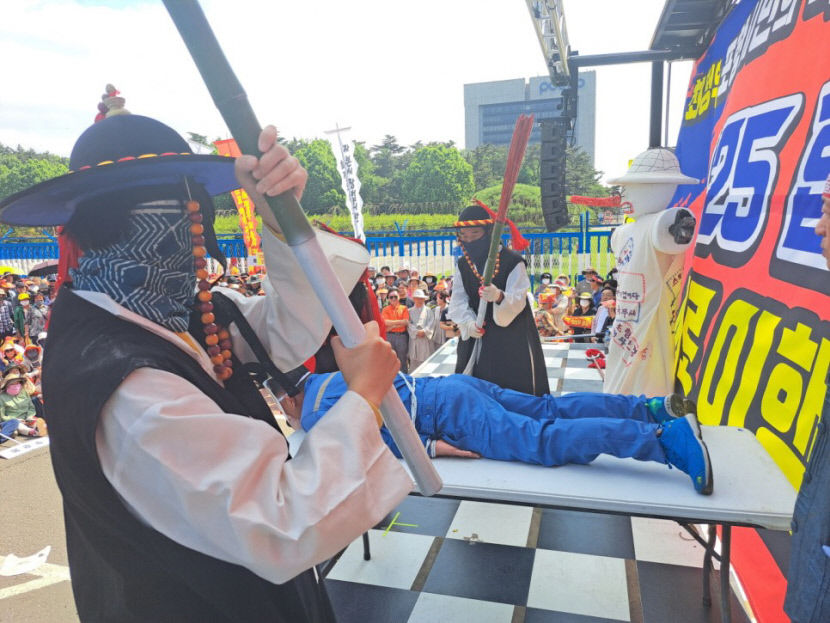 곤장 친 시민단체 집회에 포스코 그룹 직원 반발 확산